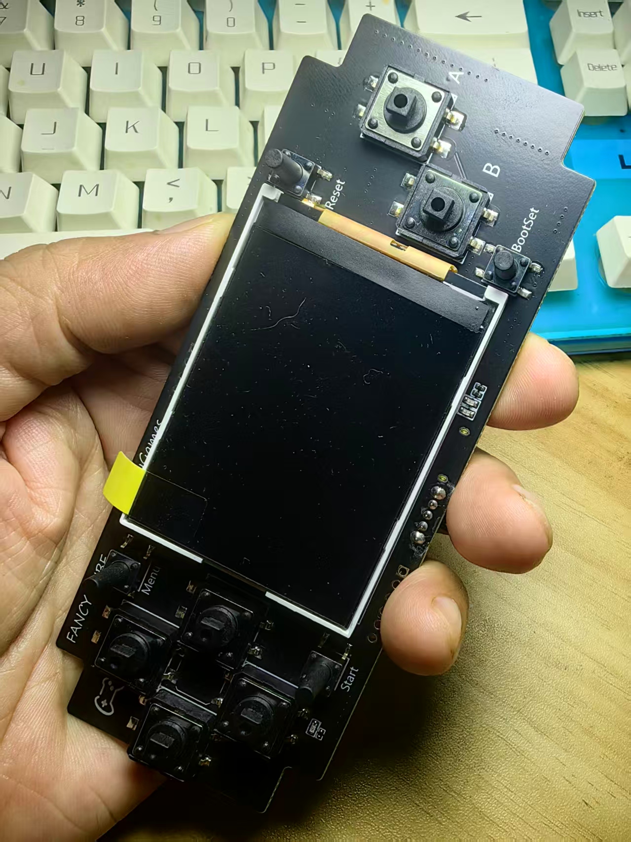【花雕学编程】Arduino动手做（258）--树莓Pico游戏开发板图1
