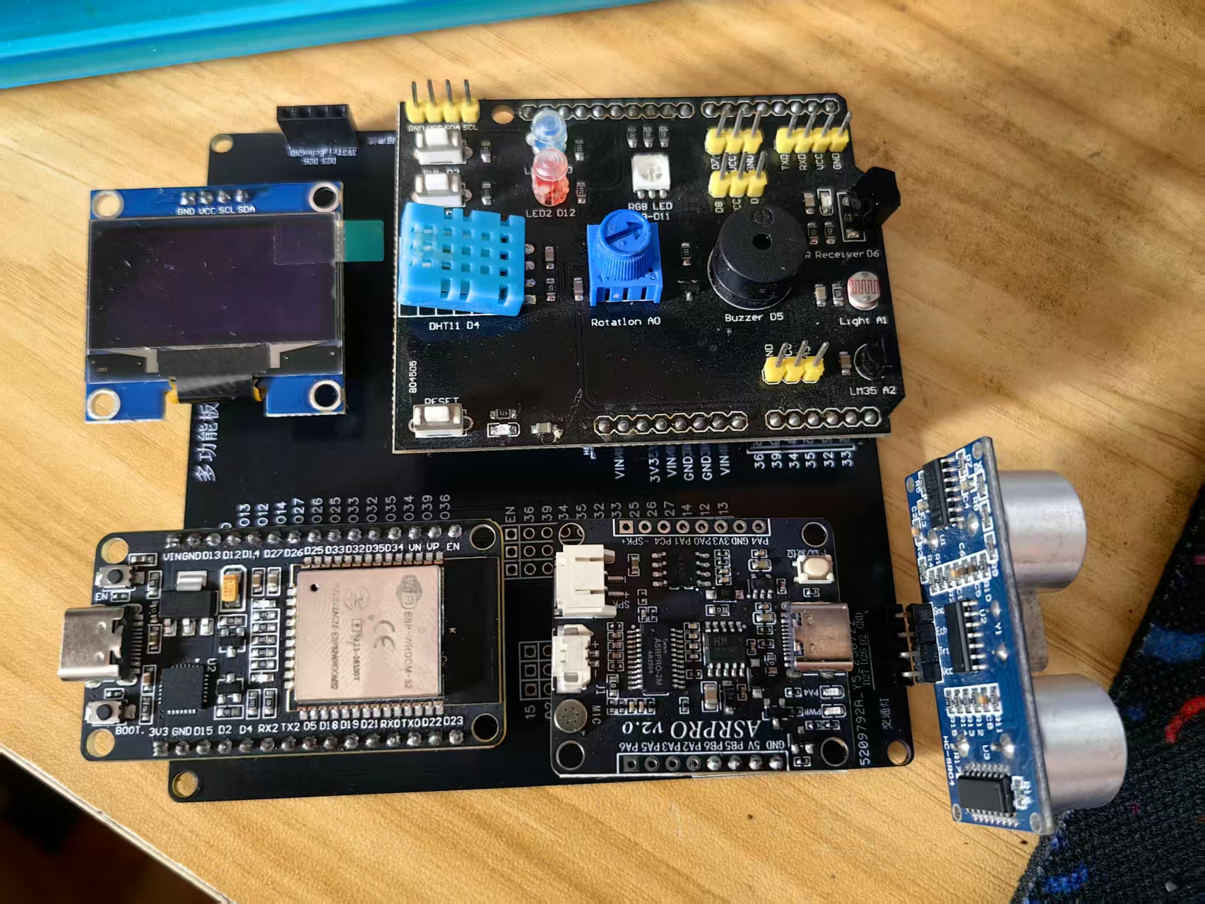 【花雕学编程】Arduino动手做（259）--ESP32多功能扩展底座图1