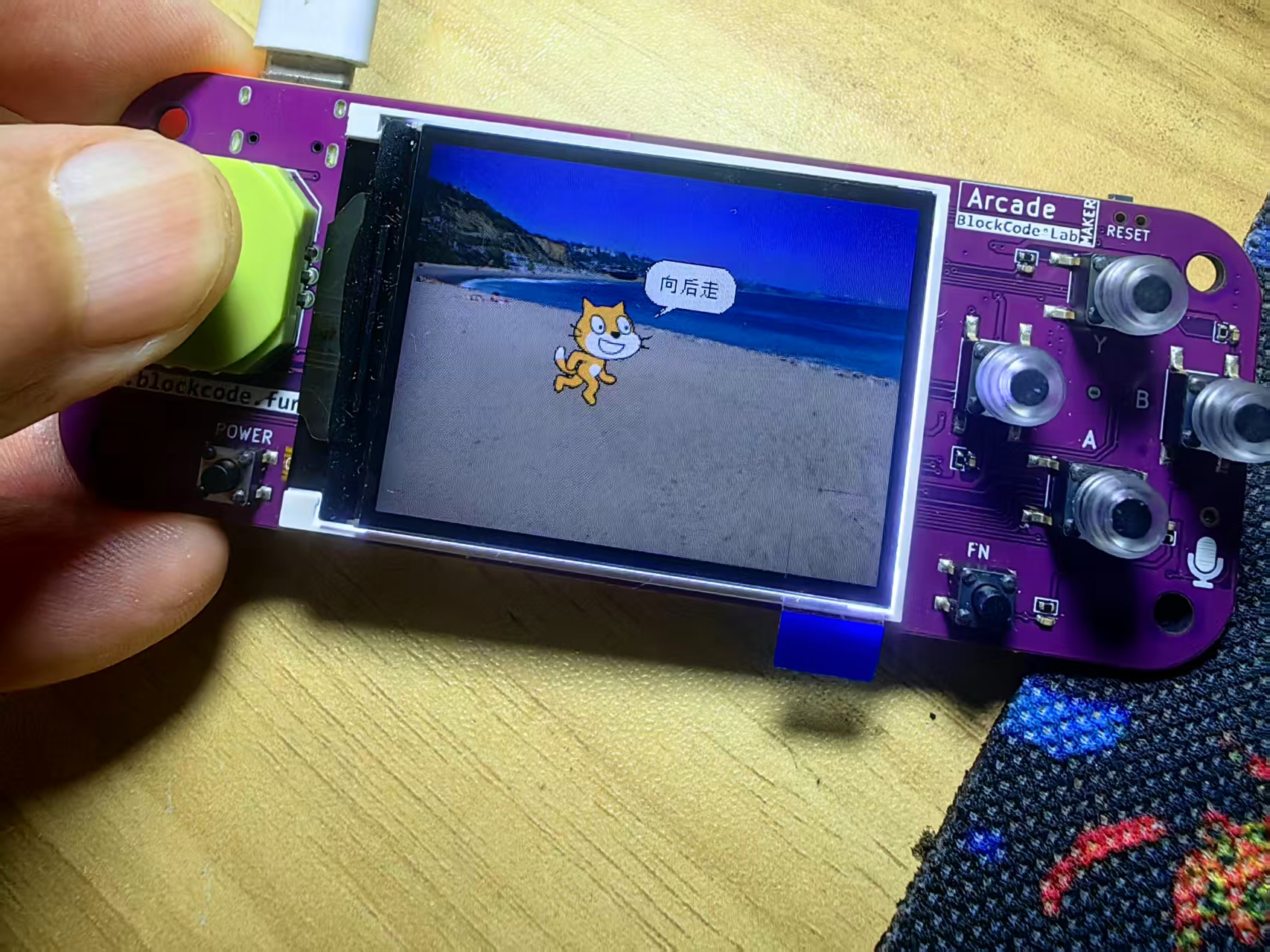 【花雕动手做】Scratch游戏ESP32S3开发板之东奔西跑图2