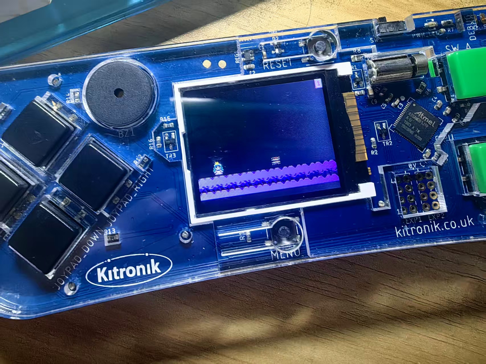 【花雕动手做】基于Kitronik可编程开发板之躲避桶小游戏图1