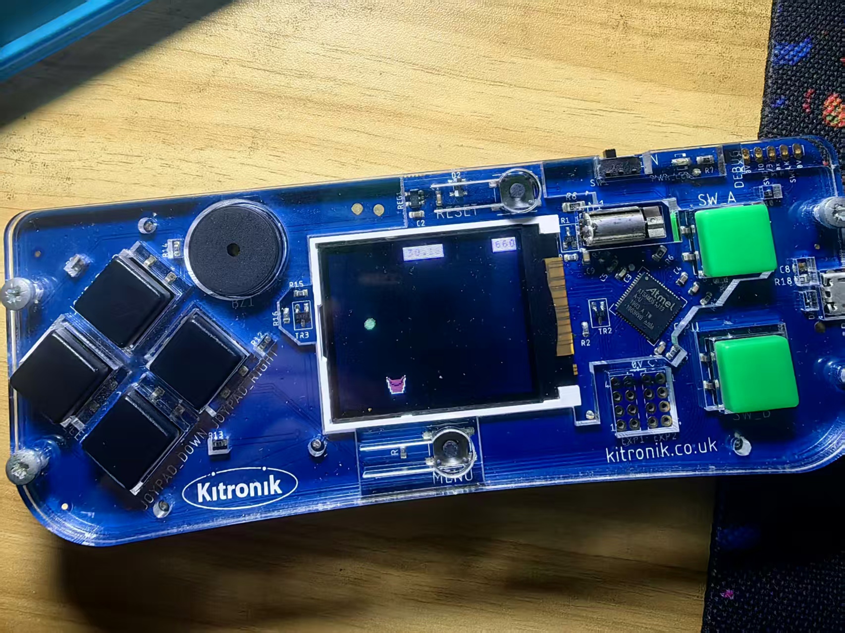 【花雕动手做】基于 Kitronik 游戏机开发板之弹跳桶游戏图2