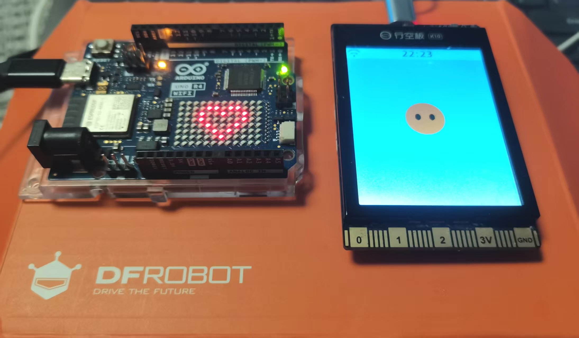 Arduino R4 WiFi与Uno Q对比及智能控制LED矩阵项目图2