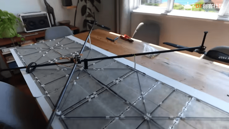 不用电池，不用超级电容，100%太阳能驱动的无人机封面1