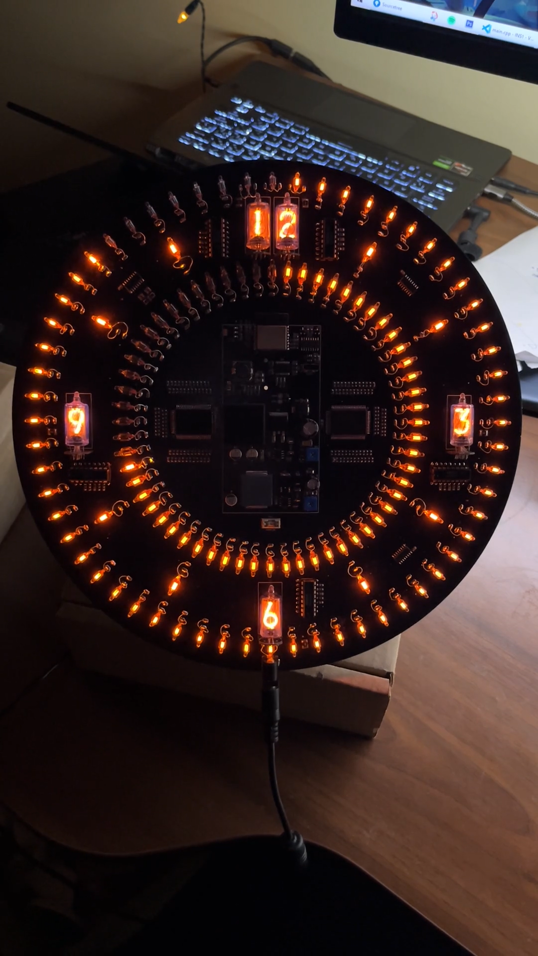 炫酷霓虹管时钟、ESP32 微型桌面显示器、毛毛虫仿生机...封面1