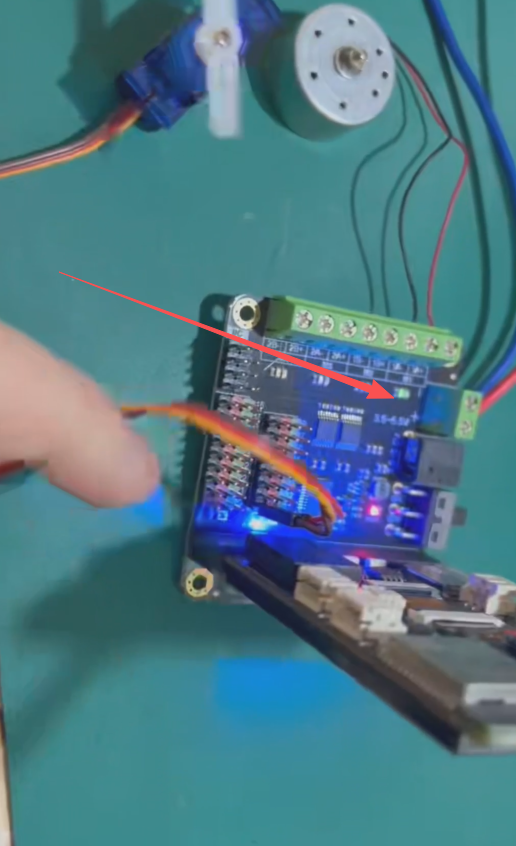 K10+Microbit Wiki驱动舵机与电机图2