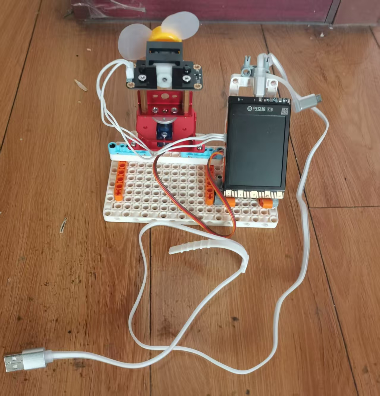 哪位老师帮我编写一个程序，可以语音控制风扇和舵机图1