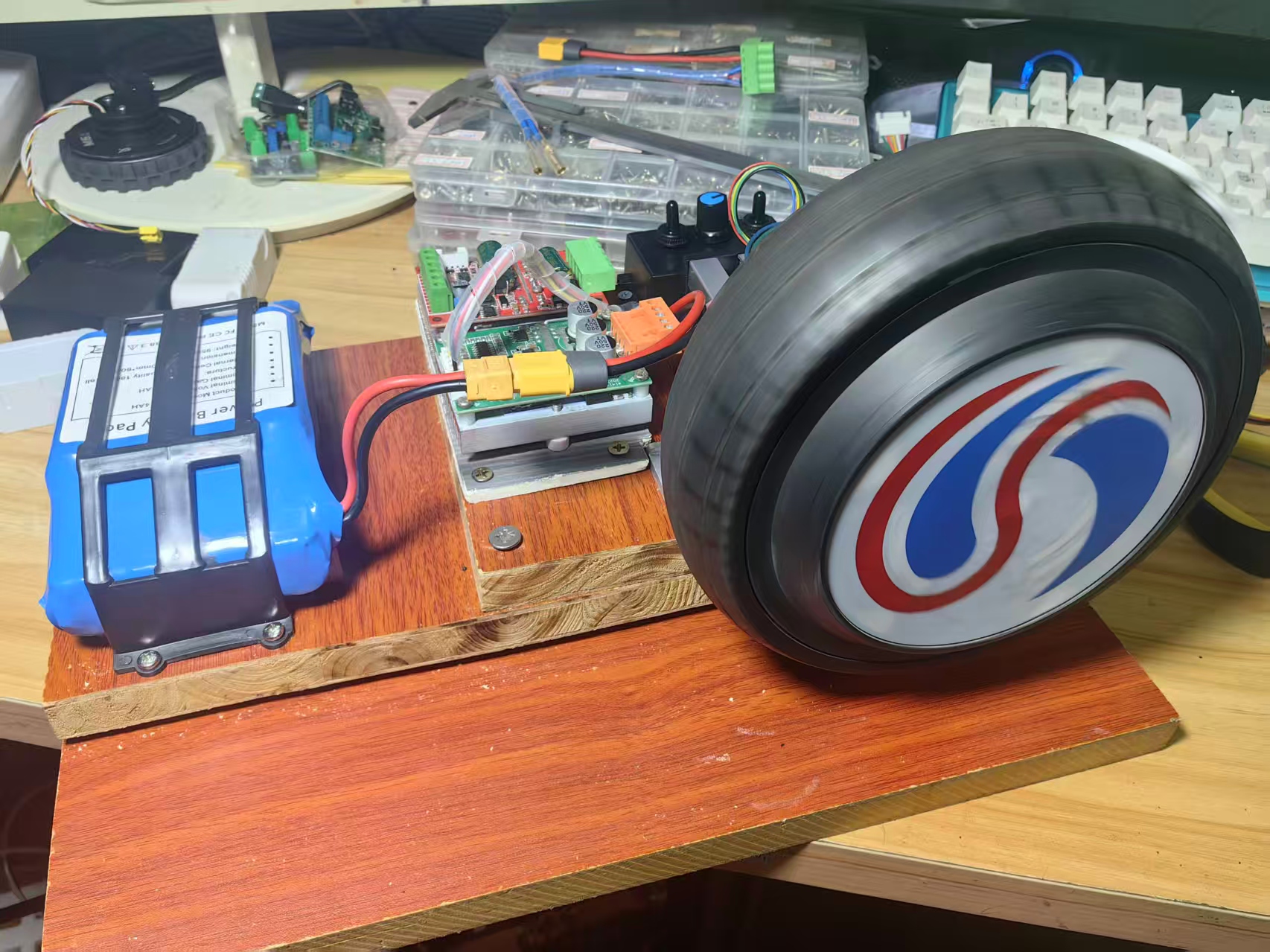 【花雕动手做】测试机器人底盘6.5寸直驱200W无刷轮毂...图1