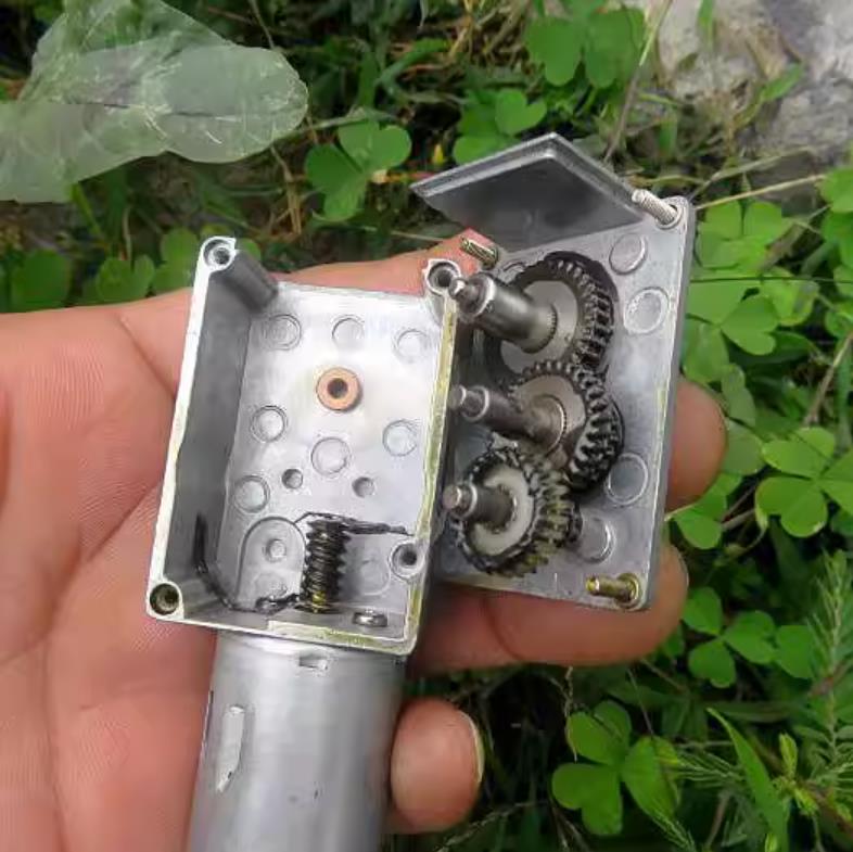 【花雕动手做】拆解24VDC微型128转自锁370蜗杆减速电机图1
