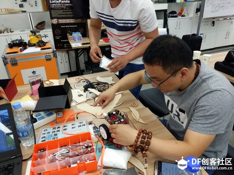 校园全能王-凯伦1号 · 校园多功能机器人_image_3.webp