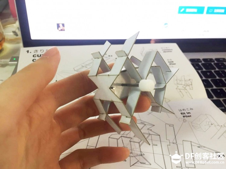儿童科学实验 · 霓虹折纸呆萌机器人组装教程_image_3.webp