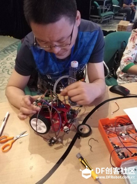 STEM教育 · 校园安全巡逻车：自动巡线与灭火_image_3.webp