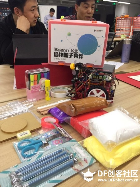 STEM教育 · 基于造物粒子套件的智能课桌制作_image_3.webp