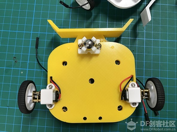 STEM教育 · 小车足球比赛：Robot:bit与micro:bit的创意编程_image_3.webp